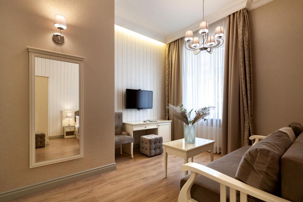Royal Mini-Apart Hotel On Rynok Square Lviv Exterior photo